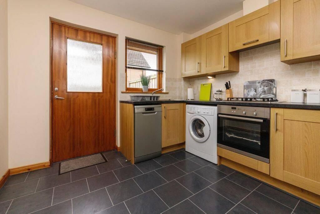 Modern 2 Bedroom Semi Detached House With Own Private Driveway Inverness Buitenkant foto
