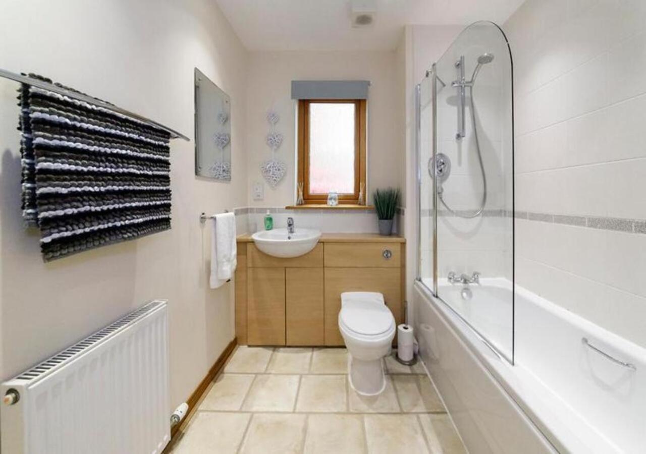 Modern 2 Bedroom Semi Detached House With Own Private Driveway Inverness Buitenkant foto